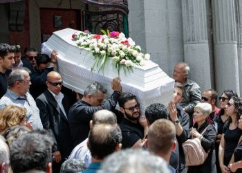 Πάνος Ζάρλας: Σε κλίμα οδύνης η κηδεία, τραγική φιγούρα η μητέρα του