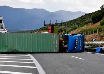 Νταλίκα ανετράπη στην εθνική οδό Κορίνθου-Τριπόλεως, τραυματίστηκε ο οδηγός