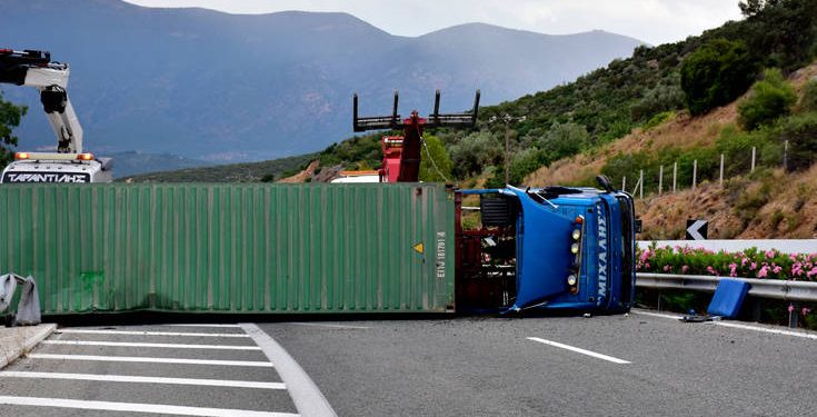 Νταλίκα ανετράπη στην εθνική οδό Κορίνθου-Τριπόλεως, τραυματίστηκε ο οδηγός