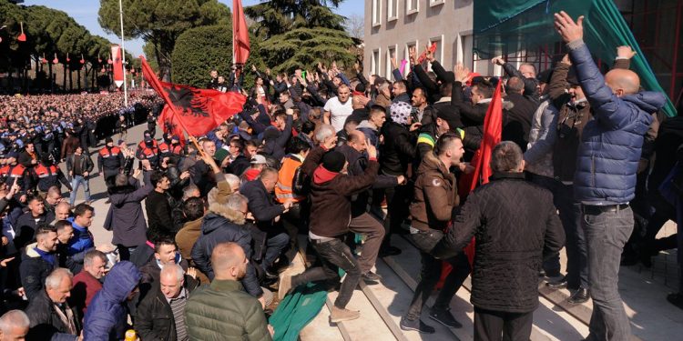 Στα άκρα η κατάσταση στην Αλβανία – News.gr