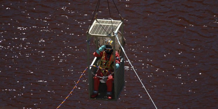 Η στιγμή που ο δύτης βρήκε την βαλίτσα με το πτώμα – News.gr