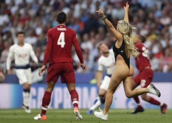 Champions League: Η σέξι εισβολέας που προκάλεσε αναστάτωση στον τελικό