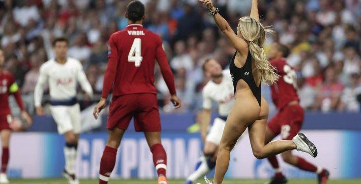 Champions League: Η σέξι εισβολέας που προκάλεσε αναστάτωση στον τελικό