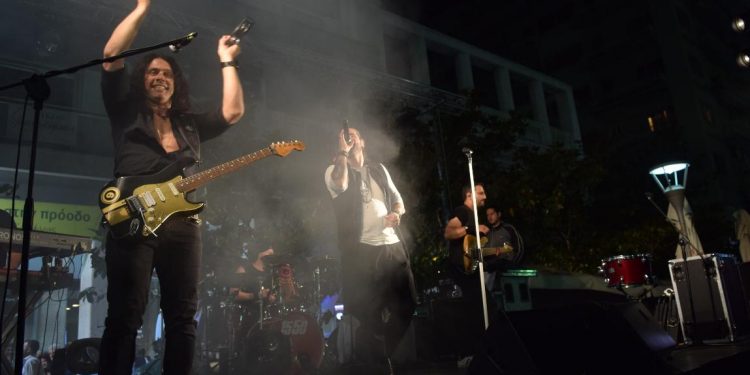 Οι 15-50 ξεσήκωσαν την Πάτρα στο πάρτι νεολαίας του Απόστολου Κατσιφάρα