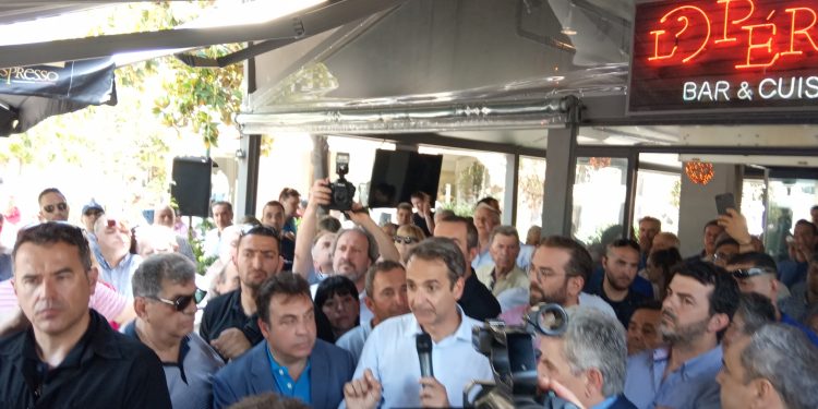Αποθεωτική υποδοχή του Κυριάκου Μητσοτάκη στο Πύργο