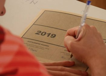 Πανελλήνιες 2019: Το high tech σκονάκι στην πρεμιέρα των εξετάσεων