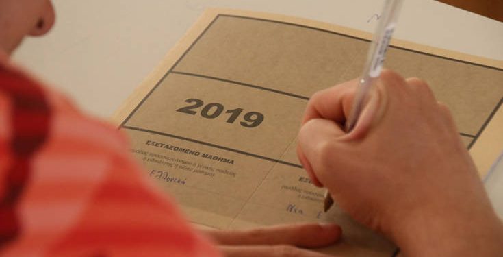 Πανελλήνιες 2019: Το high tech σκονάκι στην πρεμιέρα των εξετάσεων