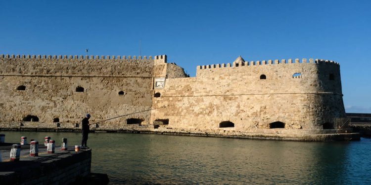 Νεαρός έπεσε από τα τείχη στο Ηράκλειο και έχασε τη ζωή του – Newsbeast