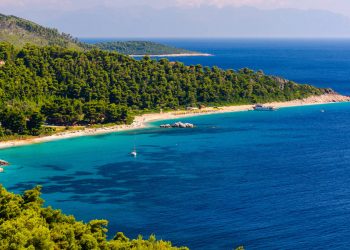 Η εξωτική παραλία της Σκοπέλου με τα γαλαζοπράσινα νερά – Newsbeast