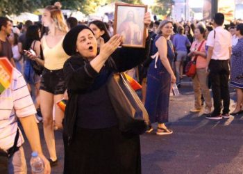 Η Ελένη Λουκά στην πλατεία Συντάγματος – Newsbeast
