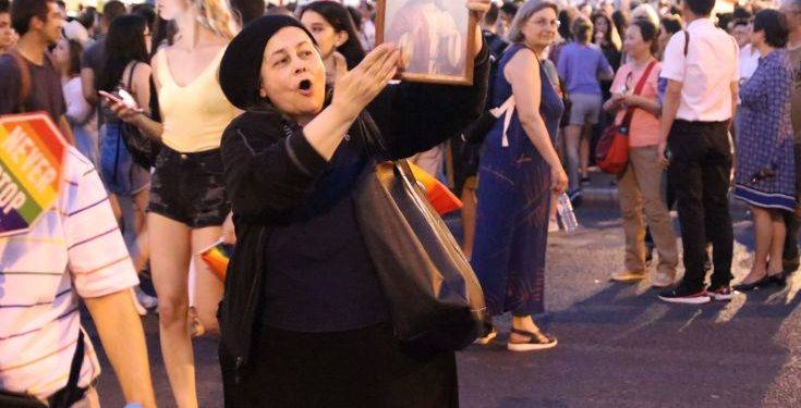 Η Ελένη Λουκά στην πλατεία Συντάγματος – Newsbeast