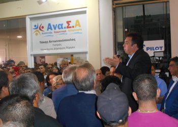 Τρελο πανηγύρι στο Εκλογικό Κέντρο του Τάκη Αντωνακόπουλου