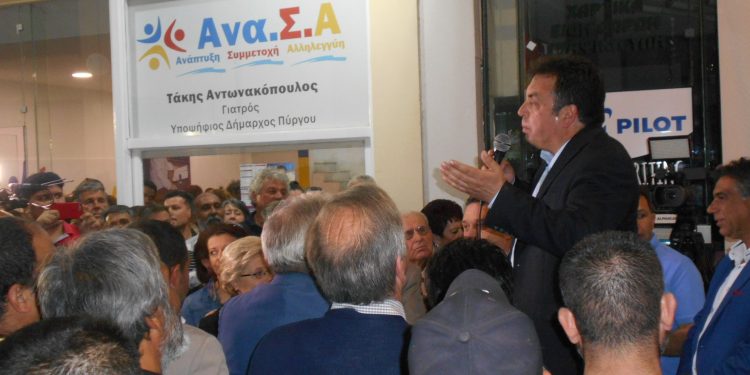 Τρελο πανηγύρι στο Εκλογικό Κέντρο του Τάκη Αντωνακόπουλου