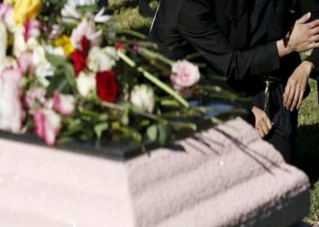 Εκφώνησε τον επικήδειο του πατέρα του και πέθανε