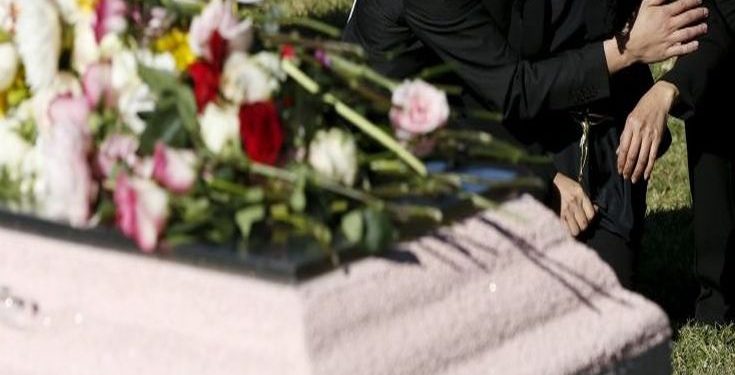 Εκφώνησε τον επικήδειο του πατέρα του και πέθανε