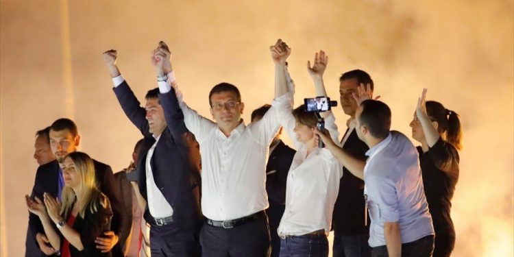Αναλαμβάνει και επίσημα δήμαρχος Κωνσταντινούπολης ο Εκρέμ Ιμάμογλου