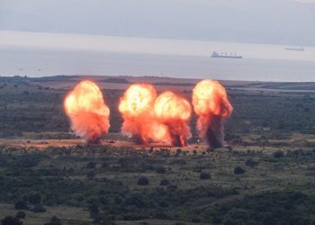 Εκρήξεις με φόντο διερχόμενα πλοία στα Δαρδανέλια σε άσκηση των Τούρκων – News.gr