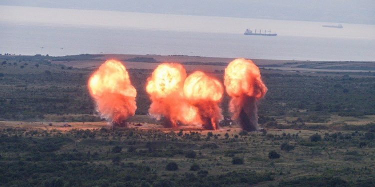 Εκρήξεις με φόντο διερχόμενα πλοία στα Δαρδανέλια σε άσκηση των Τούρκων – News.gr