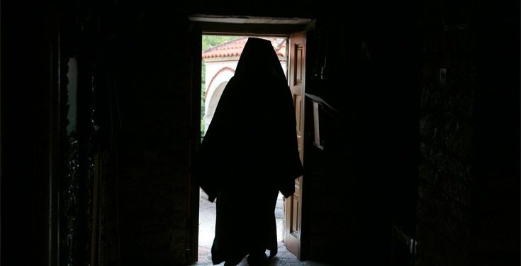 Παπάς πέταξε κέρματα σε βουλευτή του ΣΥΡΙΖΑ στην Χίο