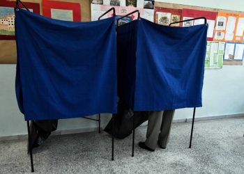Πήγε να ψηφίσει γιατί του έδωσε η γιαγιά του 50 ευρώ