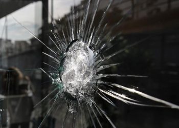 Επίθεση με βαριοπούλες σε υποκατάστημα τράπεζας στη Συγγρού