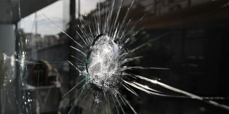 Επίθεση με βαριοπούλες σε υποκατάστημα τράπεζας στη Συγγρού