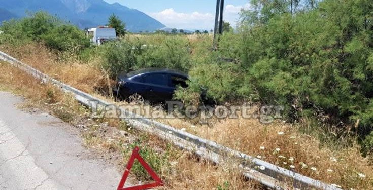 Αυτοκίνητο βγήκε από την πορεία του και κατέληξε στα χωράφια