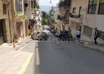 Της έφυγε το αυτοκίνητο στην κατηφόρα και έπεσε πάνω σε σταθμευμένο όχημα