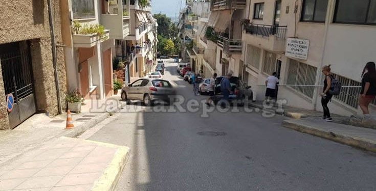 Της έφυγε το αυτοκίνητο στην κατηφόρα και έπεσε πάνω σε σταθμευμένο όχημα