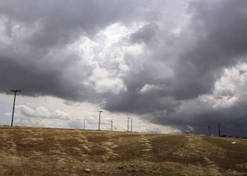 Καιρός που θυμίζει φθινόπωρο με συννεφιά, βροχές και ζέστη – News.gr