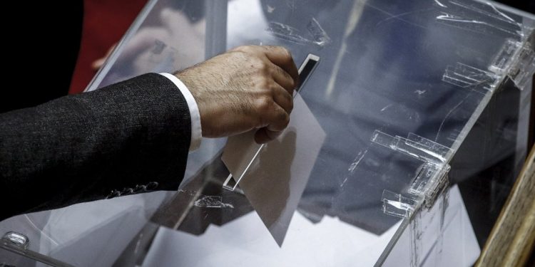 Πόσα κόμματα μπαίνουν στη Βουλή σύμφωνα με νέα δημοσκόπηση – News.gr