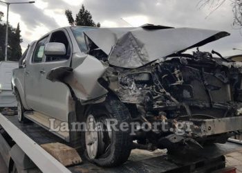 Αγροτικό πέρασε στο αντίθετο ρεύμα και κατέληξε σε δέντρο