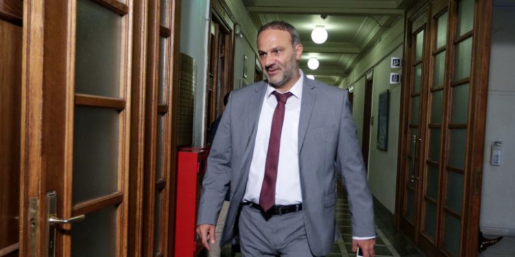 ΕΥΒΟΙΑ: Ξύλο με τον πρώην υφυπουργό Μαυραγάνη μέσα σε εκλογικό κέντρο (βίντεο)
