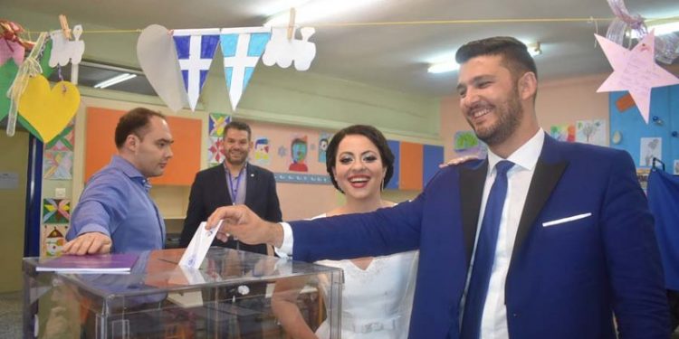 ΛΑΡΙΣΑ: Νύφη και γαμπρός στη κάλπη!