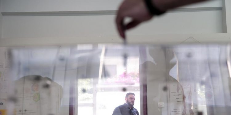 Opinion poll coinciding with Sunday's local govt elex keeps ND lead at 9% points over SYRIZA