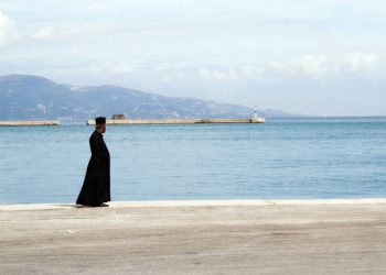 Τι απαντά ο ιερέας που πέταξε κέρματα σε βουλευτή στη Χίο
