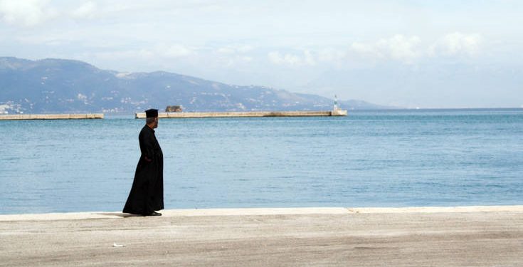 Τι απαντά ο ιερέας που πέταξε κέρματα σε βουλευτή στη Χίο