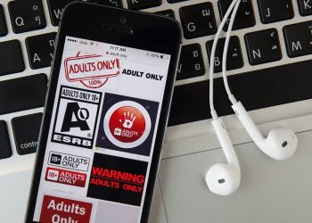 Σοκάρει η υπόθεση με την 19χρονη που πουλούσε γυμνές φωτογραφίες της 5χρονης αδερφής της