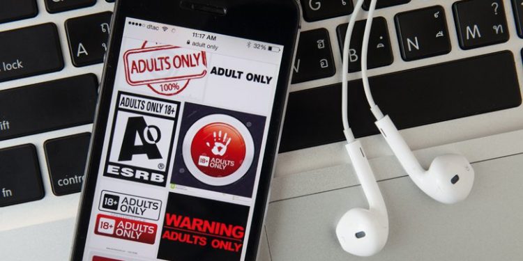 Σοκάρει η υπόθεση με την 19χρονη που πουλούσε γυμνές φωτογραφίες της 5χρονης αδερφής της