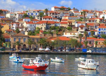 Πώς βγήκε και τι σήμαινε η έκφραση «έχω μπάρμπα στην Κορώνη»