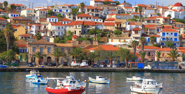 Πώς βγήκε και τι σήμαινε η έκφραση «έχω μπάρμπα στην Κορώνη»