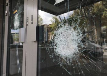 Φωτογραφίες από την τράπεζα στη Συγγρού μετά το χτύπημα αγνώστων με βαριοπούλες