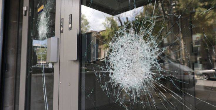 Φωτογραφίες από την τράπεζα στη Συγγρού μετά το χτύπημα αγνώστων με βαριοπούλες