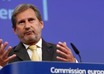 Χαν: Οι ενταξιακές συνομιλίες για την Αλβανία δεν θα ανοίξουν αυτό το καλοκαίρι