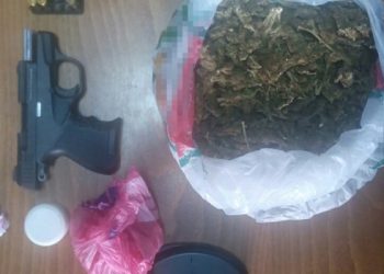 Σύλληψη για κατοχή ναρκωτικών και παράβαση του νόμου για  τα όπλα