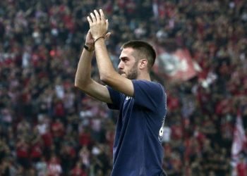 Η στιγμή της αποθέωσης και της συγκίνησης για τον Κώστα Φορτούνη