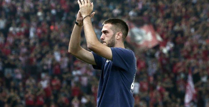 Η στιγμή της αποθέωσης και της συγκίνησης για τον Κώστα Φορτούνη