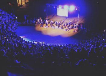 “Μάγεψαν” στο Θέατρο Φλόκα οι “ΤΑΚΙΜ – ΚΑΦΈ Αμάν”