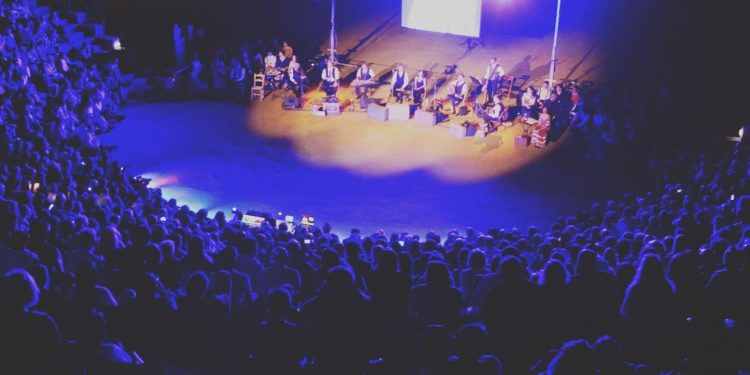 “Μάγεψαν” στο Θέατρο Φλόκα οι “ΤΑΚΙΜ – ΚΑΦΈ Αμάν”