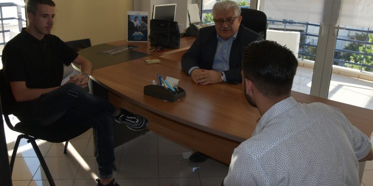 Η νεολαία στηρίζει τη Ν.Δ. και τον Κώστα Τζαβάρα